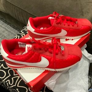 Nike GS Cortez Shoes Size 7 Youth Valentine’s Day 4.5 Youth  Red Hearts New